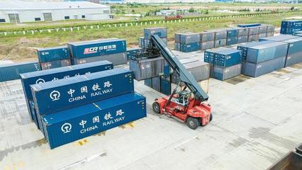 西部陸海新通道班列運(yùn)輸貨物量增長(zhǎng)超10%，工程機(jī)械租賃市場(chǎng)迎新機(jī)遇