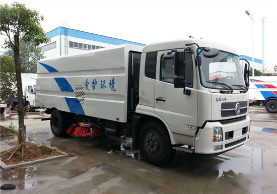 東風(fēng)天錦掃路車與防撞緩沖車 城市環(huán)衛(wèi)與道路安全的雙劍合璧