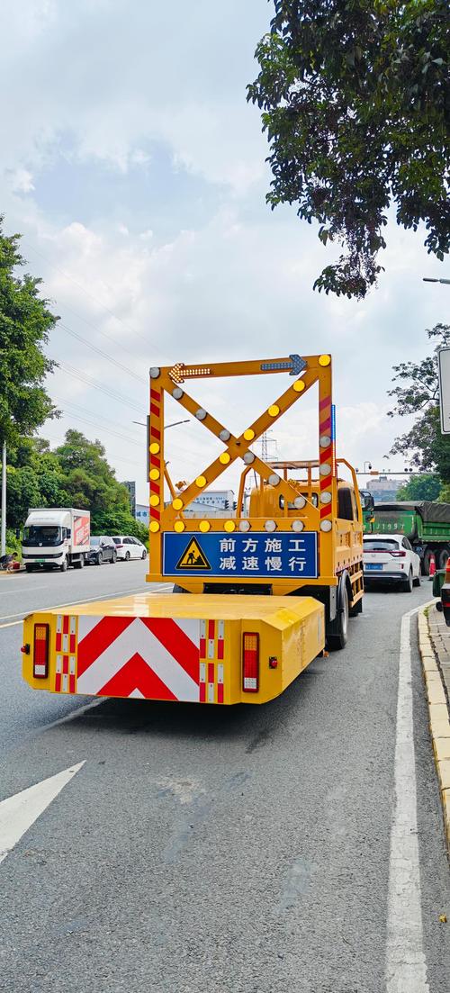 廣東梅州防撞緩沖車出租 為道路施工安全護(hù)航的堅(jiān)實(shí)屏障